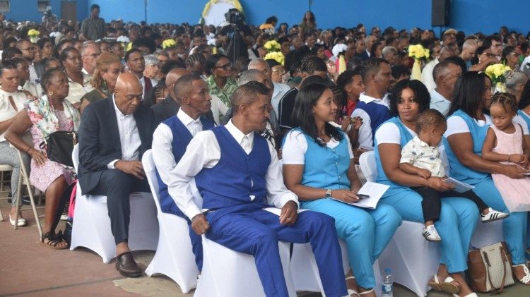 Familiares e amigos de Frei Antonilton, na cerim&oacute;nia de ordena&ccedil;&atilde;o sacerdotal