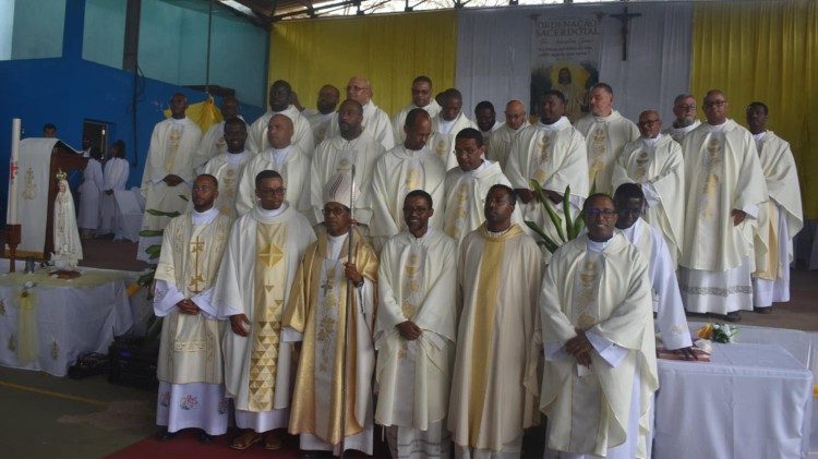 Sacerdotes presentes na celebra&ccedil;&atilde;o da ordena&ccedil;&atilde;o sacerdotal de frei Antonilton