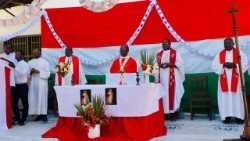 Dom Inácio Saúre, arcebispo de Nampula, durante a celebração na Comunidade Marratane