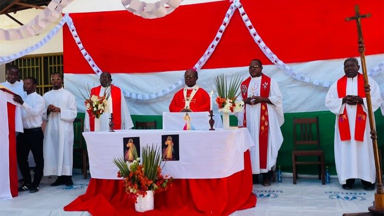 Dom Inácio Saúre, arcebispo de Nampula, durante a celebração na Comunidade Marratane