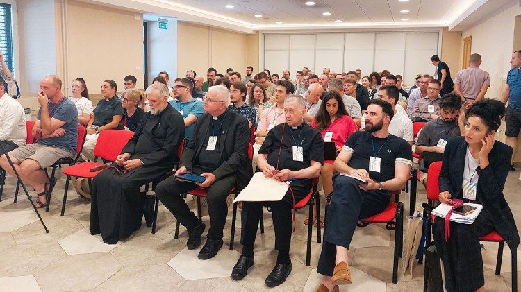 Le cardinal Cupich (troisi&egrave;me &agrave; partir de la droite) et l'archev&ecirc;que Uzinic (au centre) au premier rang parmi les &eacute;tudiants et les enseignants des Rencontres th&eacute;ologiques de la M&eacute;diterran&eacute;e