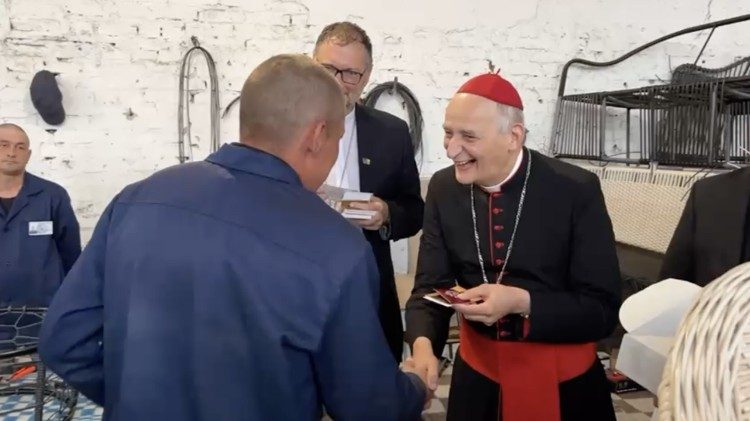 Doni e strette di mano con i reclusi (foto &copy; Giacomo Gambassi - Avvenire) 
