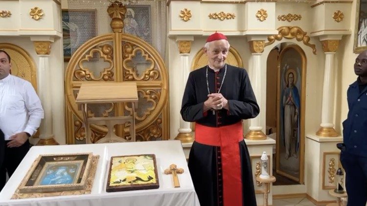 Кардинал в часовне на территории лагеря