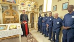 Kardinál Zuppi na Ukrajině navštívil věznici, v níž jsou zadržováni zajatí vojáci ruské armády