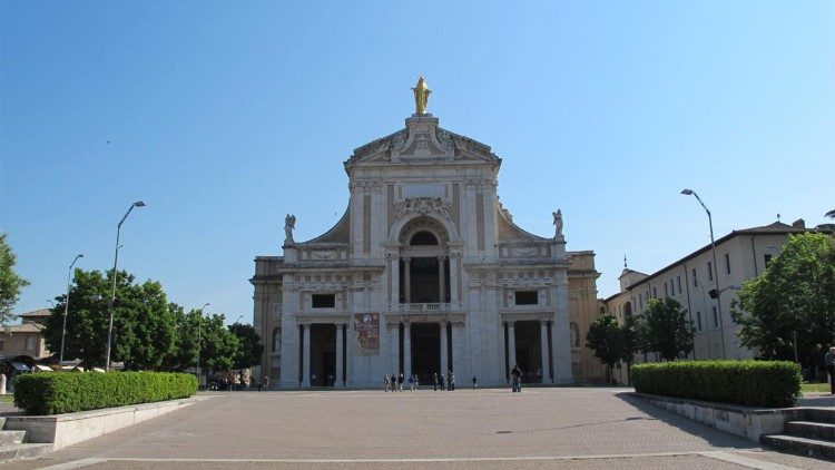 Il sagrato della basilica di Santa Maria degli Angeli, dove il 6 agosto il Papa presieder&agrave; la Messa. 