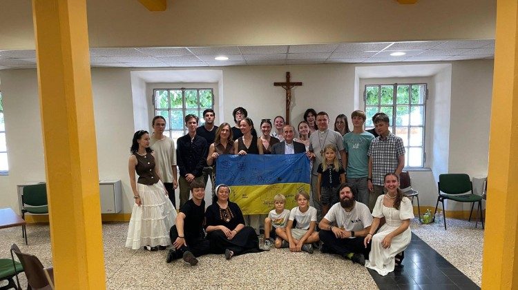 I ragazzi ucraini insieme all'arcivescovo di Milano monsignor Mario Delpini