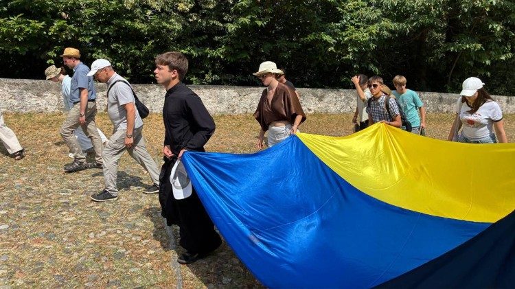 La preghiera del Rosario per la pace in Ucraina sul Sacro Monte di Varese