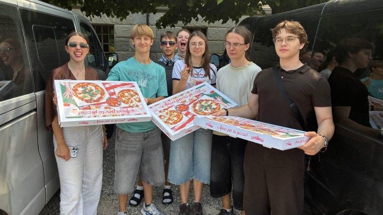 L'assaggio della pizza per i "Messaggeri della pace" giunti dall'Ucraina