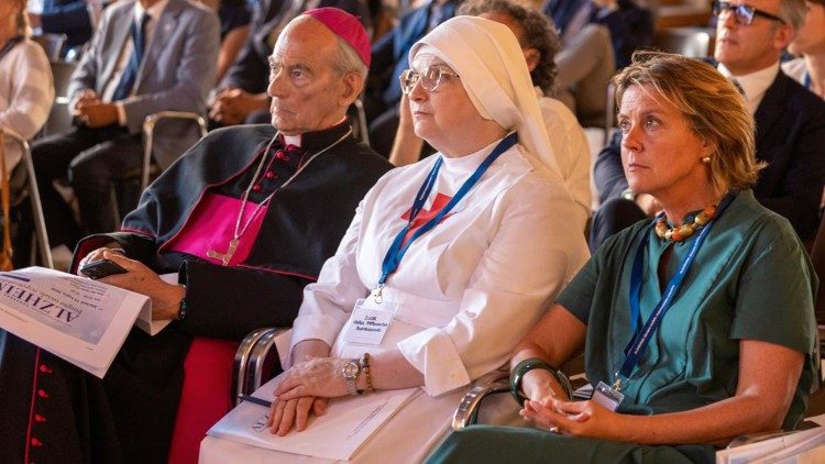 Monseigneur Sorondo, sœur Fernanda Bongianino et la s&eacute;natrice italienne Beatrice Lorenzin