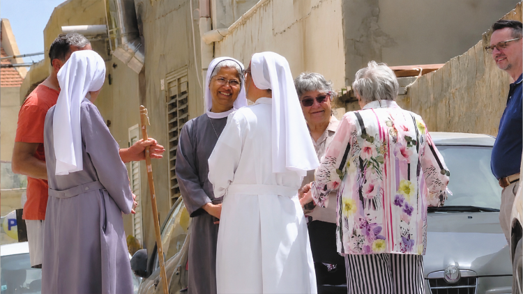Le religiose in compagnia di lampedusani