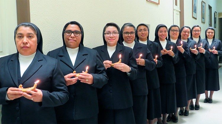 Religiosas jóvenes en sus votos perpetuos 