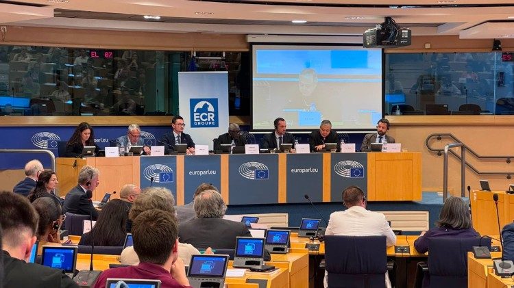 Gwinejski purpurat przybył do brukselskiej siedziby parlamentu europejskiego na zaproszenie grupy deputowanych ECR