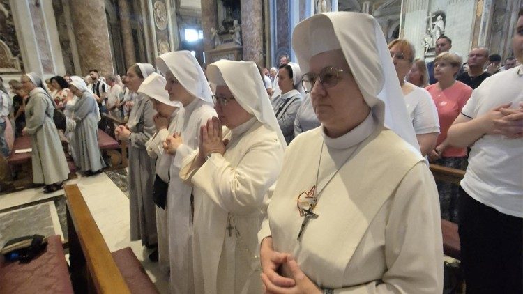 W cotygodniowych Mszach św. licznie uczestniczą kapłani, osoby konsekrowane i wierni świeccy