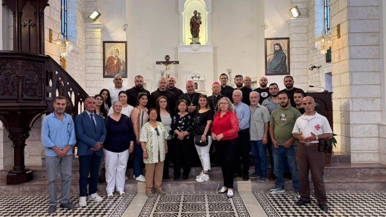 Le nonce et des fid&egrave;les dans l'&eacute;glise de Knaye