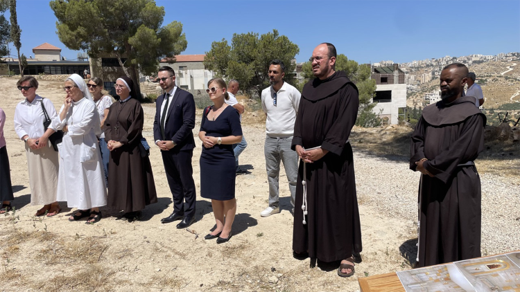 W uroczystości wzięli udział franciszkanie z Kustodii Ziemii Świętej, przedstawiciele ambasady oraz siostry zakonne