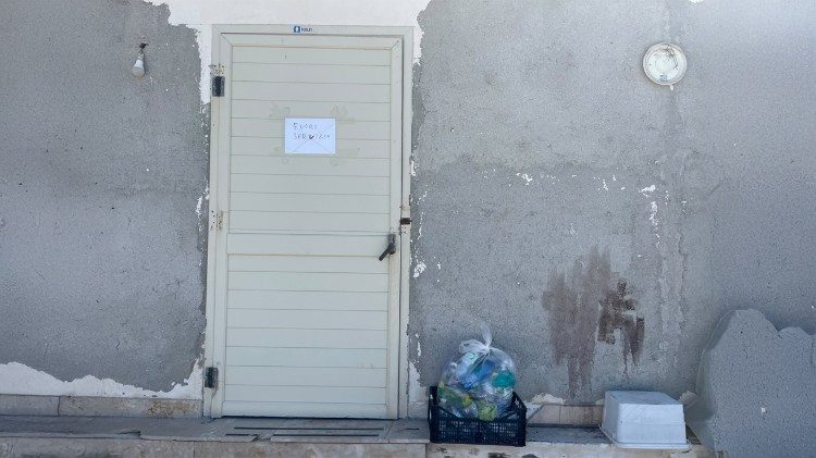 I servizi igienici fuori uso sul molo di Lampedusa