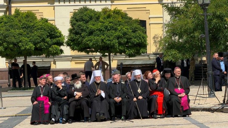 Le cardinal aux c&ocirc;t&eacute;s d’autres chefs religieux &agrave; Kiev