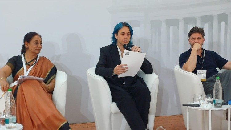 Au centre, Gianluigi Ballarani, professeur de marketing num&eacute;rique et de strat&eacute;gies cryptographiques &agrave; l’universit&eacute; de Pavie.