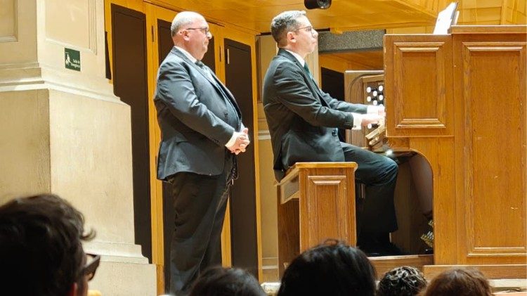 Os organistas durante o concerto na Sala S&atilde;o Paulo: Josep que apoiava o brasileiro Felipe