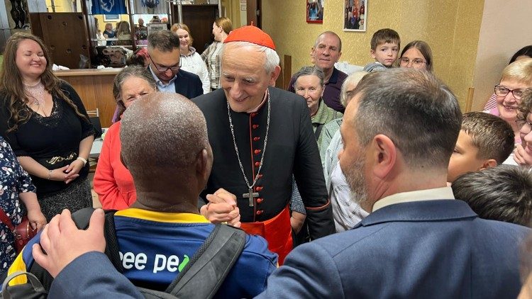 Le cardinal Zuppi parmi les personnes d&eacute;plac&eacute;es de Lviv