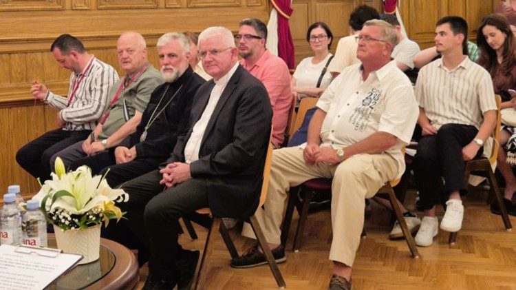 Nadbiskup Mate Uzinić i sudionici tribine u Rijeci  (Foto: Riječka nadbiskupija)