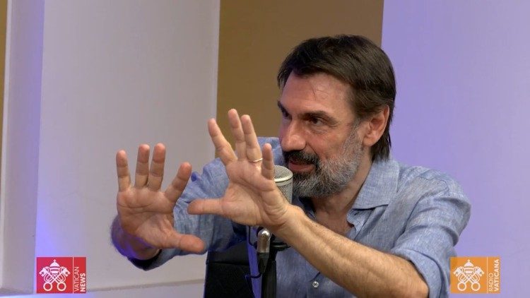 Fabrizio Gifuni durante l'intervista 