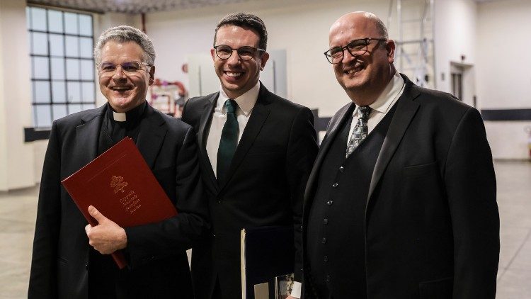 O maestro, mons. Pavan, com os organistas Felipe Bernardo e Josep Sol&eacute; Coll