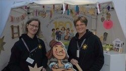 2026.07.17 Anne Wunden und Ellen Madau am Sternsinger-Stand beim Katholikentag Würzburg