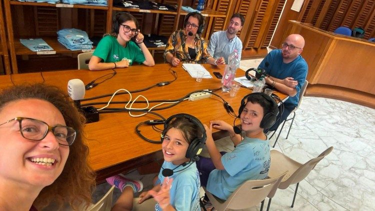 Lo studio allestito con le giovani e i giovani di Estate Ragazzi in Vaticano
