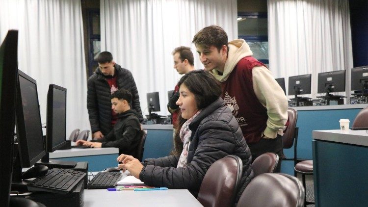 Atrav&eacute;s do curso de Portugu&ecirc;s, os migrantes t&ecirc;m acesso a oficinas de inform&aacute;tica, por exemplo