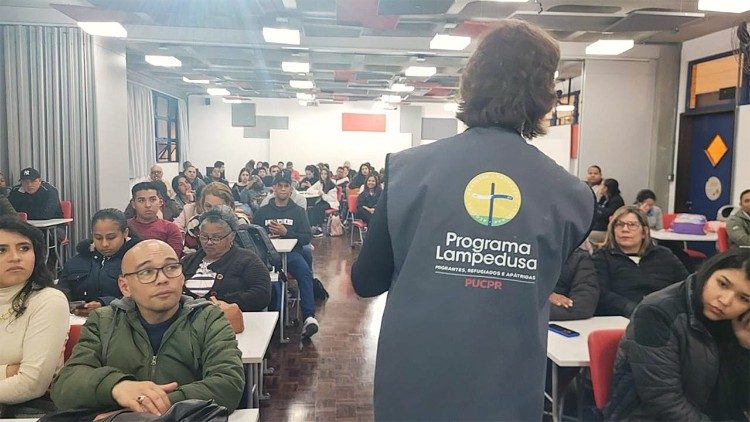 O curso de Portugu&ecirc;s &eacute; a porta de entrada dos migrantes atendidos pela PUCPR
