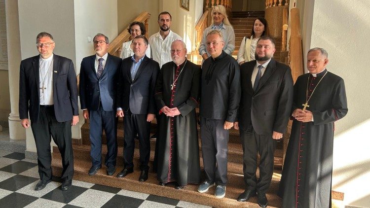L'archevêque Gallagher en mission en Ukraine: rencontre avec les autorités de Lviv.