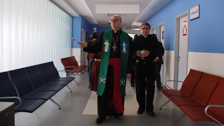 Momentos en que el arzobispo de Tegucigalpa  bendec&iacute;a las instalaciones