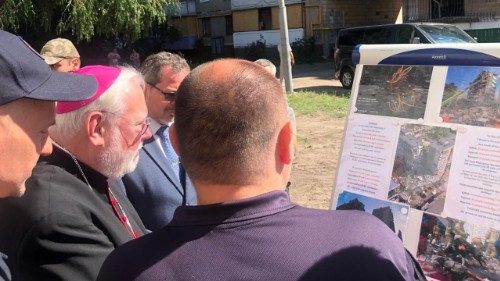 Gallagher visita los lugares bombardeados en Kiev: "Continuar orando por la paz"