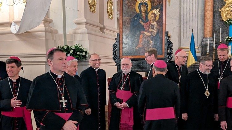 Arcibiskup Gallagher s ukrajinsk&yacute;mi biskupy uvnitř poutn&iacute;ho chr&aacute;mu