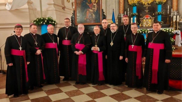 L'arcivescovo Gallagher con i vescovi cattolici di rito latino ucraini, il nunzio Kolbokas e sua beatitudine Schevchuk, capo della Chiesa greco-cattolica ucraina