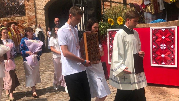 Giovani donano a Gallagher una icona della Madonna