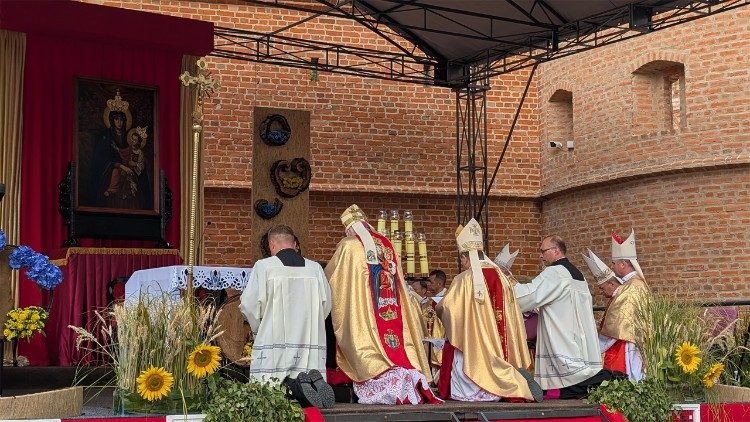 Nedělní bohoslužbě v Berdyčivu předsedal papežský legát, arcibiskup Gallagher, vatikánský sekretář pro vztahy se státy