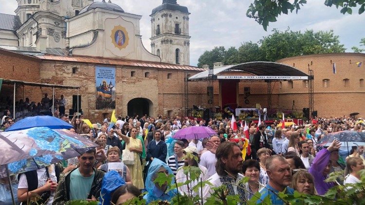 Fieles en el santuario a la espera del inicio de la celebraci&oacute;n