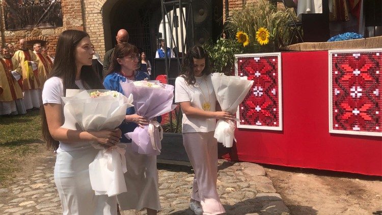  Las ofrendas de los j&oacute;venes al final de la misa