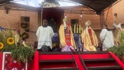 La supplica dell'arcivescovo Gallagher, inviato del Papa (il secondo da sinistra), davanti all'icona della Madonna del Sacro Scapolare del Monte Carmelo di Berdychiv (Ucraina)