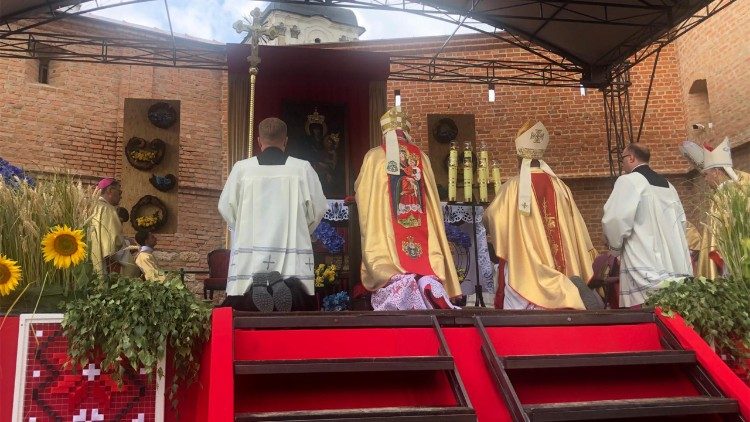 La súplica del arzobispo Gallagher, enviado del Papa (el segundo desde la izquierda), ante el icono de la Virgen del Santo Escapulario del Monte Carmelo de Berdýchiv (Ucrania).