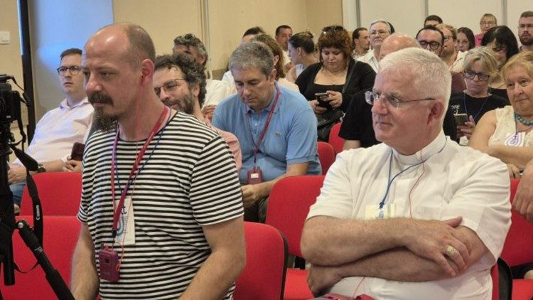 Pitanja i odgovore na okruglom stolu pozorno je pratio nadbiskup Mate Uzinić (Foto: Riječka nadbiskupija)