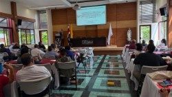 Un momento de la conferencia en la Universidad Católica de Costa Rica.