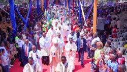 La processione per la Messa di apertura della plenaria dell’Associazione delle Conferenze episcopali dell’Africa Orientale (Amecea) a Nairobi, con il cardinal Czerny