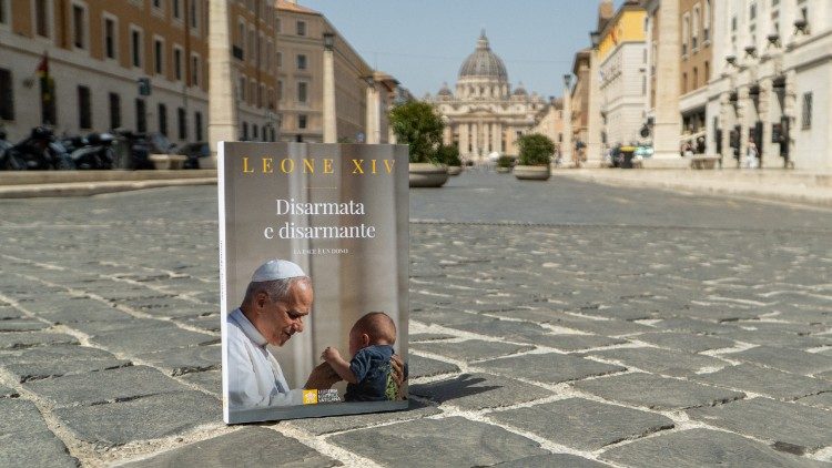El libro "Desarmada y desarmante", una antología de los  discursos de León XIV sobre el tema de la paz.