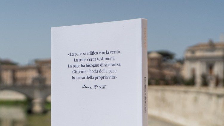  Contraportada del libro &laquo;Desarmada y desarmante&raquo;