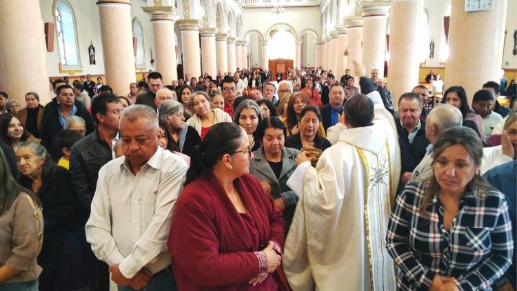 Bendici&oacute;n a los fieles que acompa&ntilde;aron la Peregrinaci&oacute;n Eucar&iacute;stica en el municipio de La Cruz (Colombia).