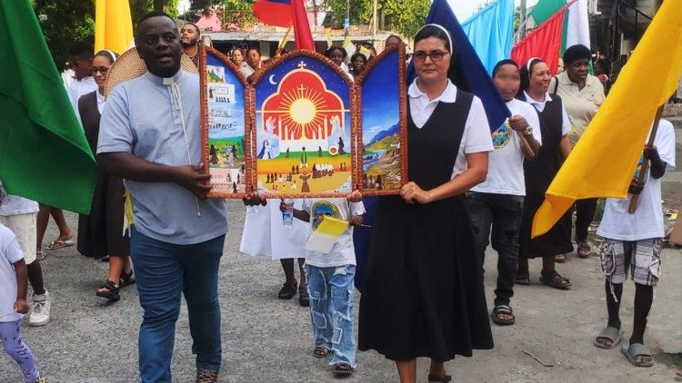 La comunidad del Puerto de Tumaco (Colombia) participa de la Peregrinaci&oacute;n Eucar&iacute;stica
