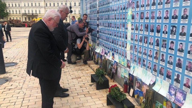 L'arcivescovo Gallagher a uno dei memoriali delle vittime a Kyiv 